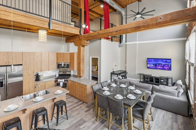 Top Floor Double Penthouse - 8BR - 20ft Ceilings — Indianapolis, IN