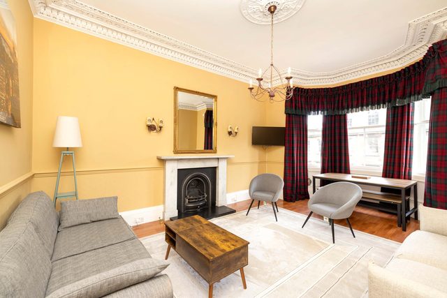 Stylish Southside Flat Near Old Town