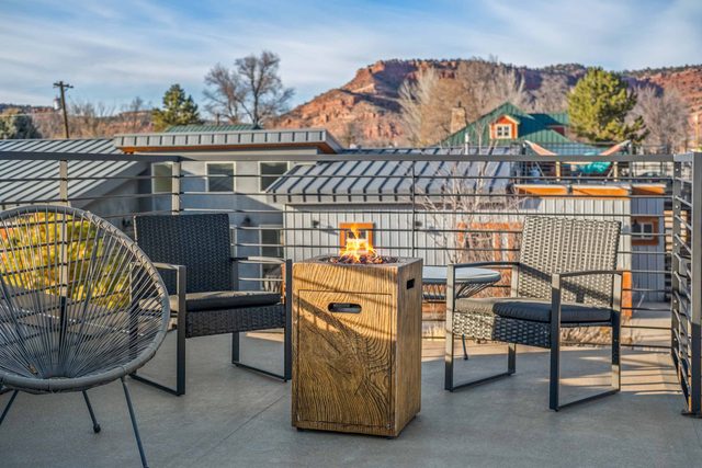 Private Resort near Zion National Park, Grand Canyon North Rim & Antelope Canyon with Pool, Hot Tub & Stargazing from a Roof-top deck. — Kanab, UT