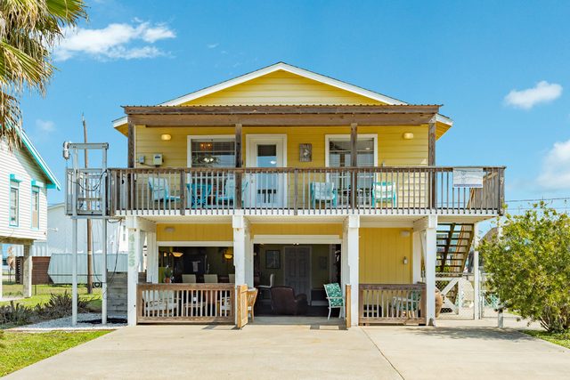 Pelican Pub - Beach Bar, Stage, Family Fun 4 Sure!