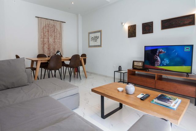 Classic Living 2 Bd Historic Apt near Kallimarmaro