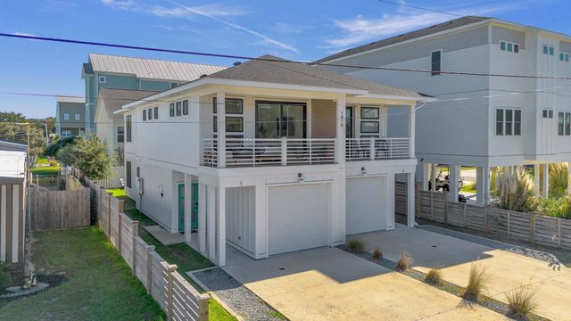 Walk to Beach & Trails, Modern, Cozy Retreat Villa