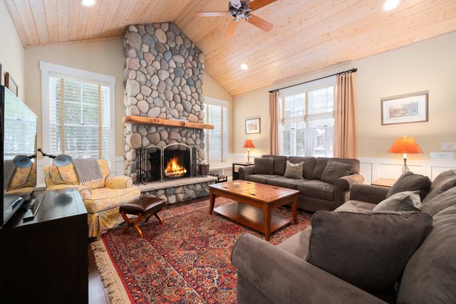 Pine Trace Escape in Glen Arbor