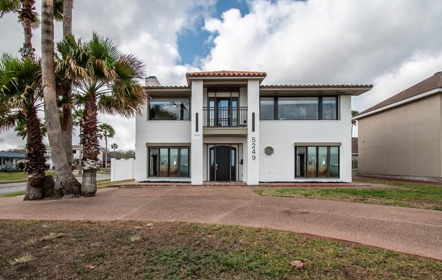 Coastal Paradise Beachfront House - Sleeps 26