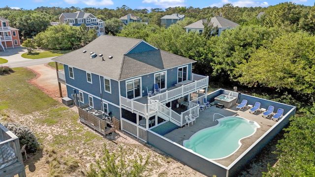 Whalehead Retreat with Pool, Hot Tub, 5min to Beach