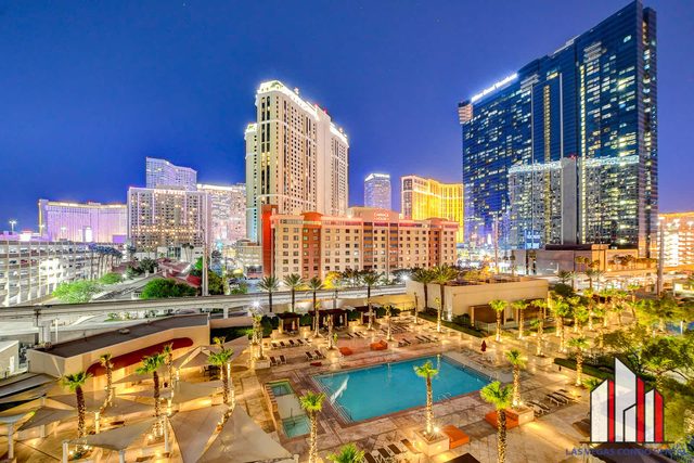 Premium Studio | Jacuzzi, Balcony & Strip View