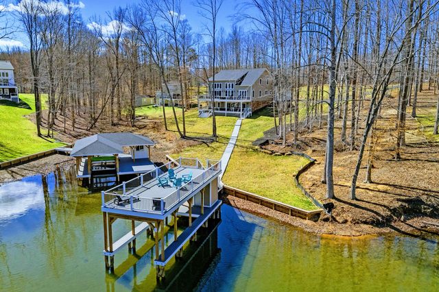 Lakefront Luxury, Dock, Deck, Hot Tub, Theater & Game Room — Bumpass, VA