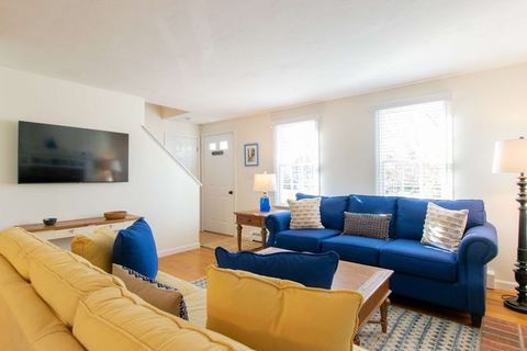 Walk to Buck's Pond, Dog Friendly, Central AC!