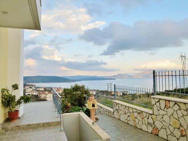 Family Apartment Cozy Getaway 5 min from the beach