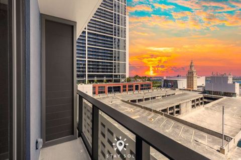 Smart Luxe Studio with Views in Downtown — Miami, FL