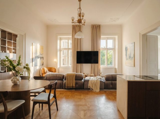 TurnKey | 5BR+4Bath Balcony Apt by Wenceslas Sq