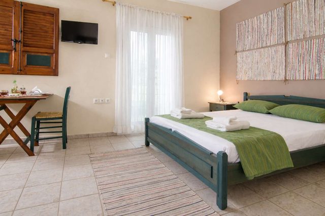 Village Vibe - Seaside Stay w/ Balcony near Volos