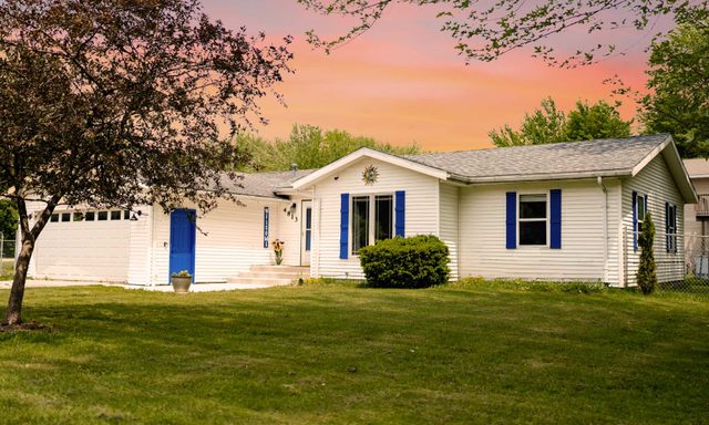 Kevins Place near PawPaw Lake!