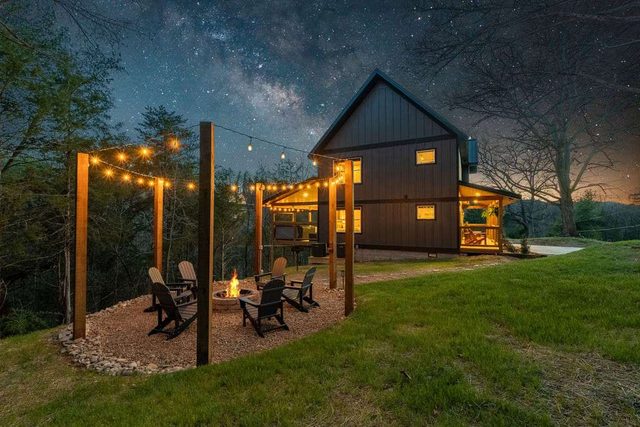 2 Miles to Dwood •Hot Tub • Fire Pit • Play Area