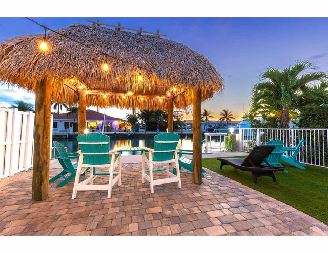 Happy Manatee - 3 bed/2 bath 1/2 duplex home waterfront with 37 ft dockage in Key Colony Beach, with Cabana Club private membership — Key Colony Beach, FL