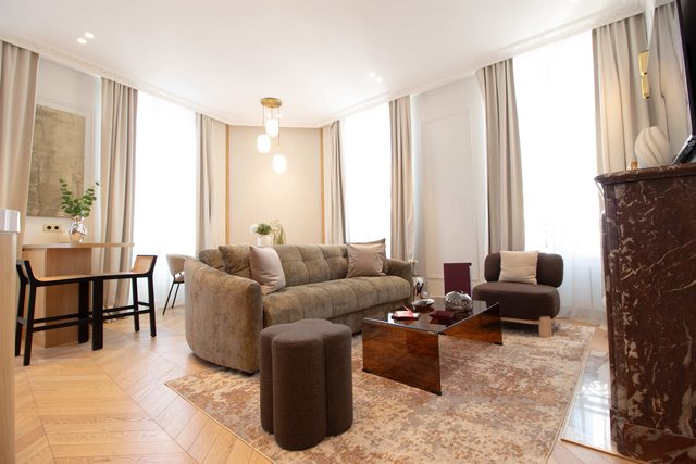 A Luxurious 3-BR/3BA with Services in La Madeleine — Paris, Île-de-France