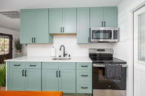 2BR Bungalow -patio space-dog friendly- sleeps 4