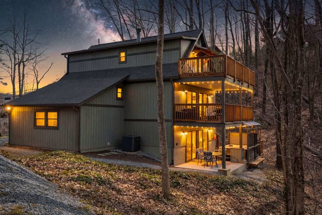 3 Miles to DTWN & GSMNP • Secluded• HotTub •3Pools — Gatlinburg, TN