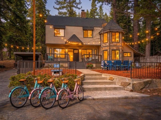 7BR Summer Oasis: Bikes, SUPs & Walk to Lake!