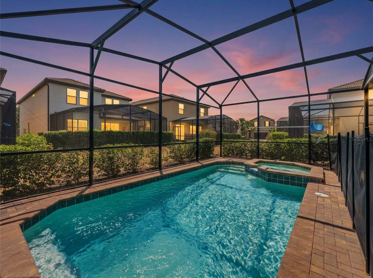 Mins away from Theme Parks • Resort Access • Pool