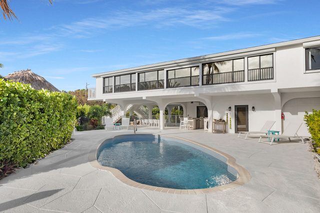 Waterfront Luxury Home: Private Pool & 60' Dockage — Marathon, FL