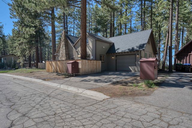 Black Bear Hideaway | Walk to Lake Tahoe + Hot Tub