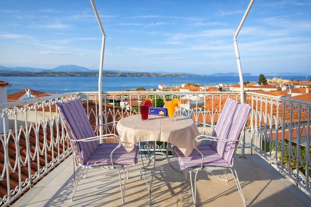 Vibrant Spetses - Mata Colorful Nest