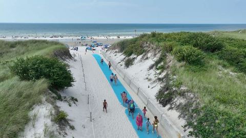 Minutes to Mayflower Beach, Large Backyard, AC!