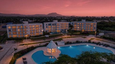 Ocean Village Studio: Pool View, Fast WiFi,