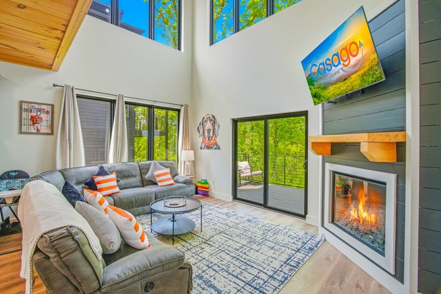Vols-Themed Luxury Cabin | Indoor Pool | Sleeps 12