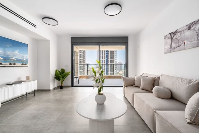 Spacious 4BR w Balcony & Mamad l Bldg Renovation