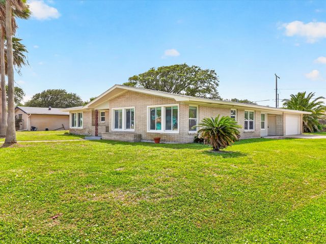 Hip Nautic! Welcome to Hip Nautic, a charming Rockport house perfect for your coastal getaway!