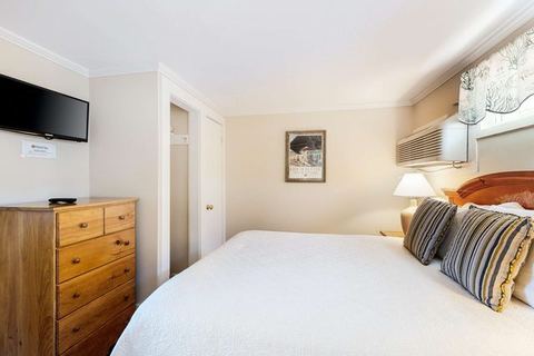 One Bedroom Condo in The Island Inn — Oak Bluffs, MA