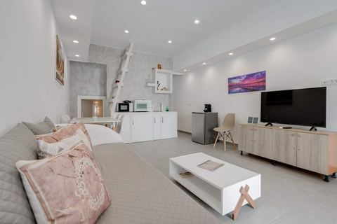 Authentic White 2Bd Flat Home in Emporio Santorini — Emporio Santorini, South Aegean