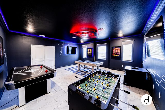 Luxury 9 Bedroom Villa with Game Room, Pool & Spa! — Champions Gate, FL