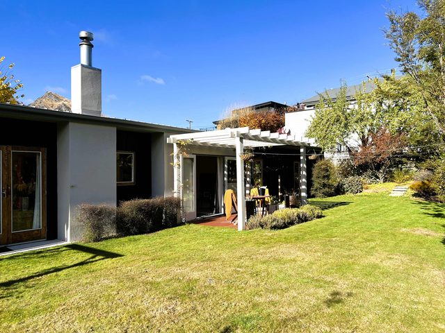 Central Arrowtown Home: BBQ & Family-Friendly, Mountain View