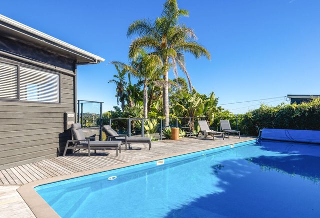 Karaka Retreat – Poolside on Waiheke
