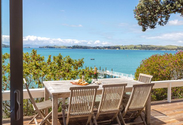 Barefoot Bach – Absolute Waterfront in Arran Bay — Waiheke Island, Auckland