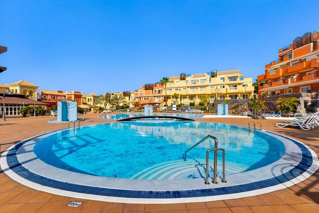Granada Park Pool View Suite