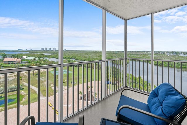 Stunning Bay Views Steps From The Ocean 5903