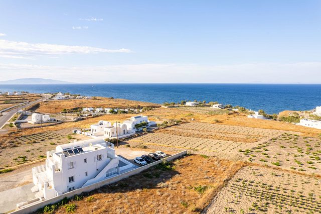 Santorini's Welcoming Getaway - Blissful & Homely