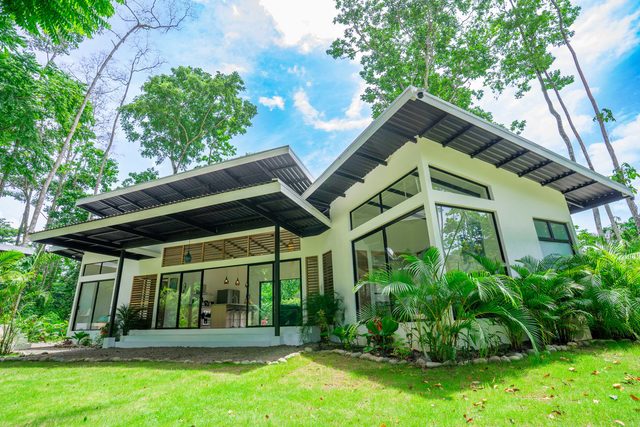 Anusara Dream Villa w/ Pool & AC — Playa Negra, Limón Province