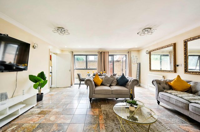 Bright flat, ideal for contractors, sleeps 5!