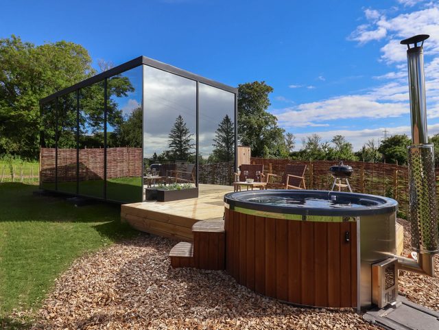 Mirror Cabin · Hot Tub & Sauna · Anglesey