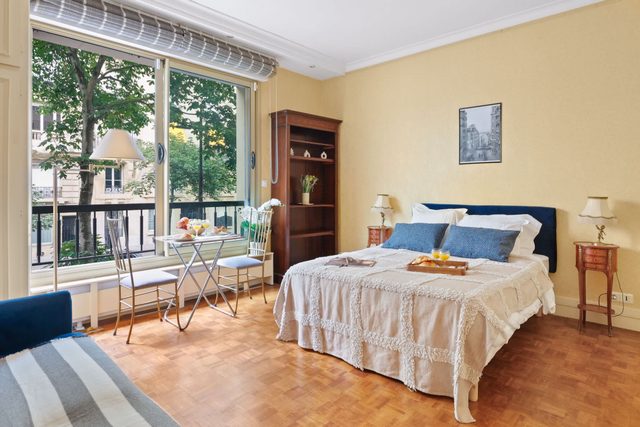 Bright Studio Near Eiffel Tower, Sleeps 4