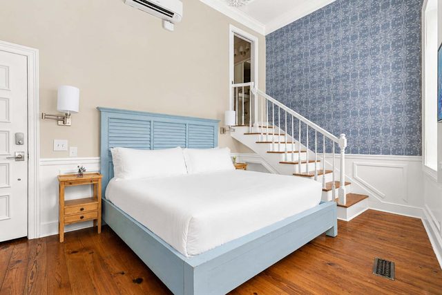 Best Location, 2bd in Heart of French Quarter!