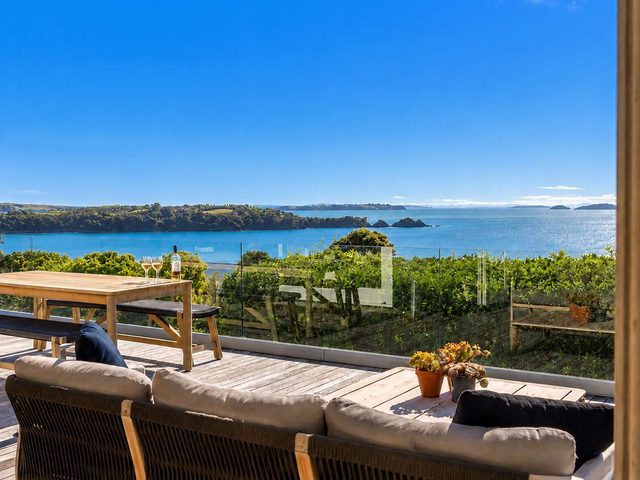 Island Escape - Sandy Bay Coastal Retreat — Waiheke Island, Auckland