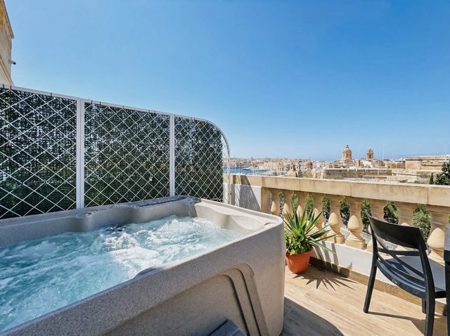 Penthouse w/ Jacuzzi & Terrace Views