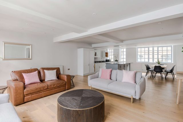 Farringdon 3-Bed · 2 En-Suites · Lift · Sleeps 8