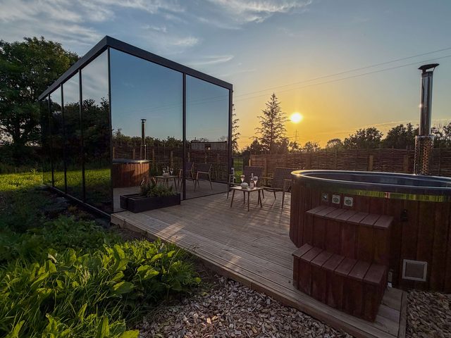 Mirror Cabin · Hot Tub & Sauna · Anglesey